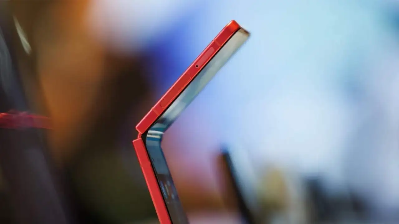 مواصفات هاتف Galaxy Z Flip8 المسربة: هل يكفي تصميمه الأنحف لإحداث فرق؟